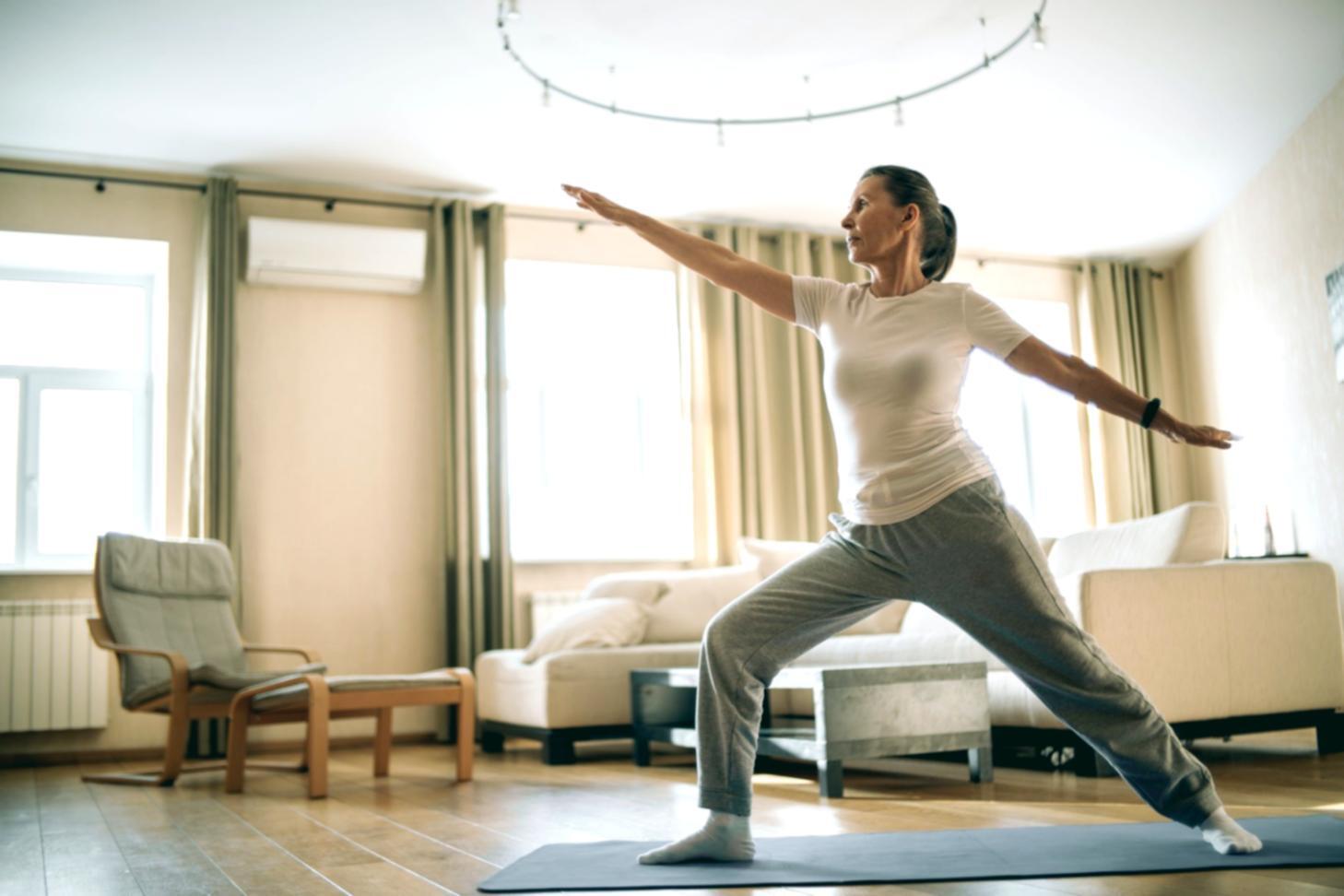 Групповая тренировка по ритмической гимнастике в зале