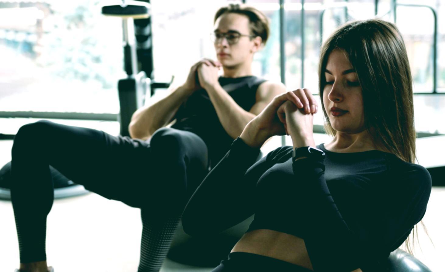 Тренер демонстрирует правильную технику выполнения упражнения